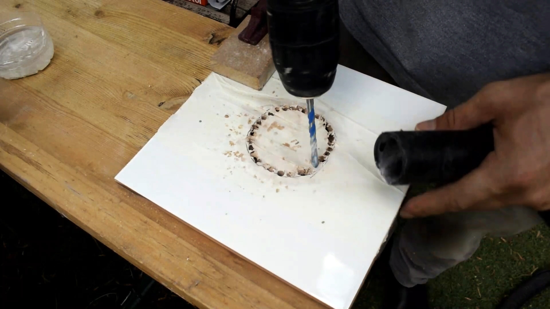 Как просверлить плитку под подрозетник коронкой или тонким сверлом