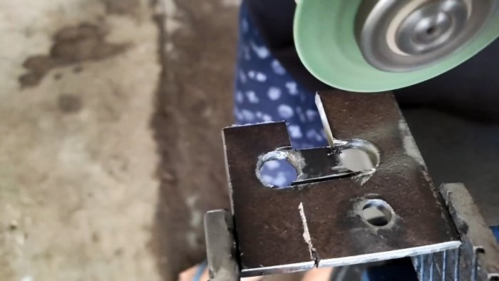 Как сделать самоблокирующую дверную защелку из остатков листового металла