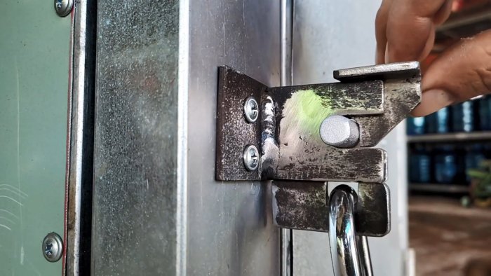 Как сделать самоблокирующую дверную защелку из остатков листового металла