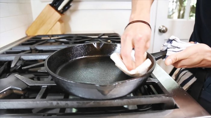 Как правильно очищать чугунную сковороду после использования для сохранения антипригарных свойств