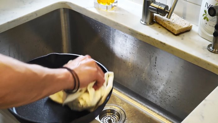 Как правильно очищать чугунную сковороду после использования для сохранения антипригарных свойств