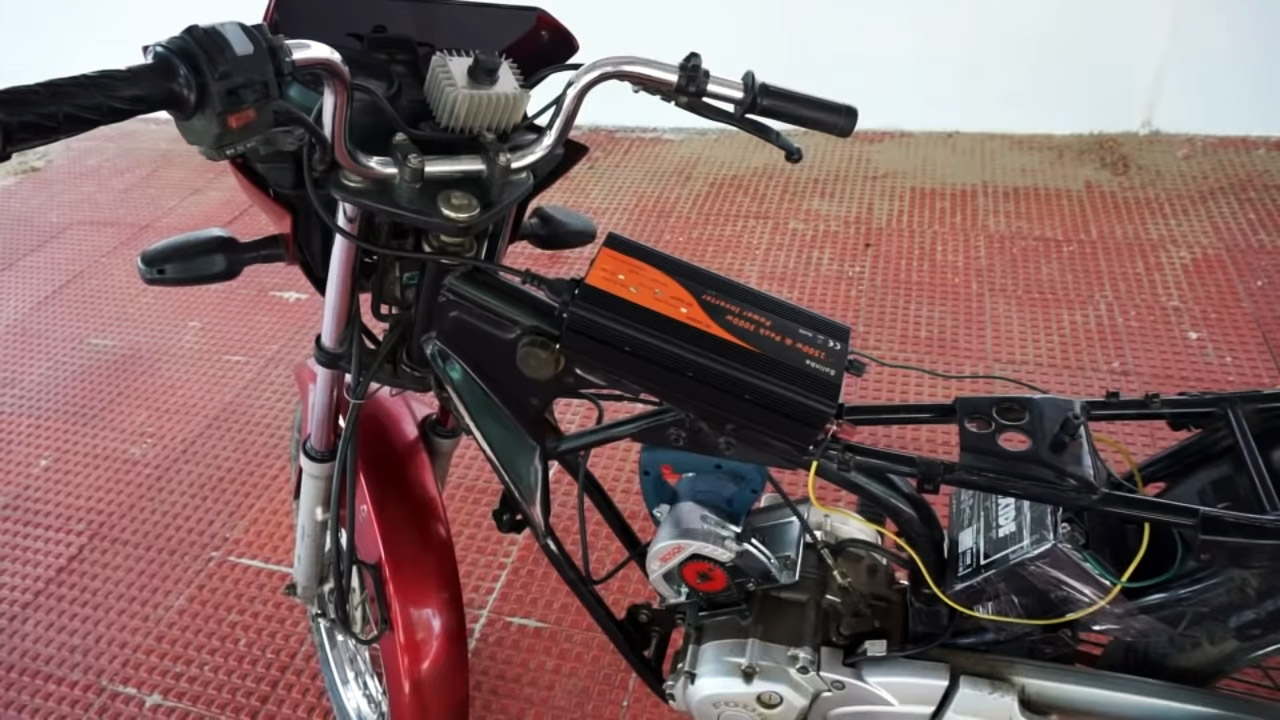 Как переделать легкий мотоцикл в электробайк с приводом от ручной циркулярки