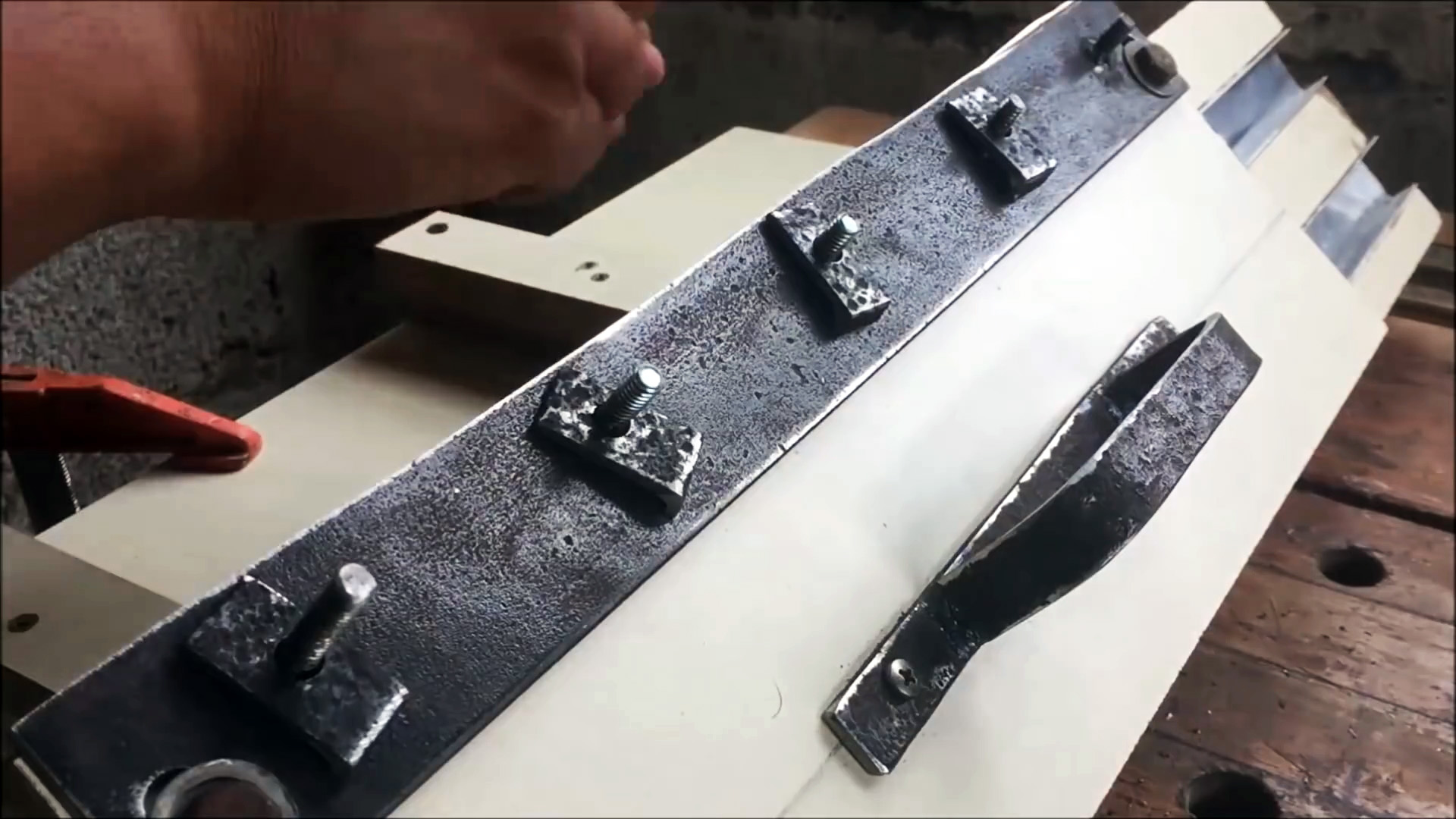 Как сделать приспособление для заточки ножей фуговального станка на наждаке
