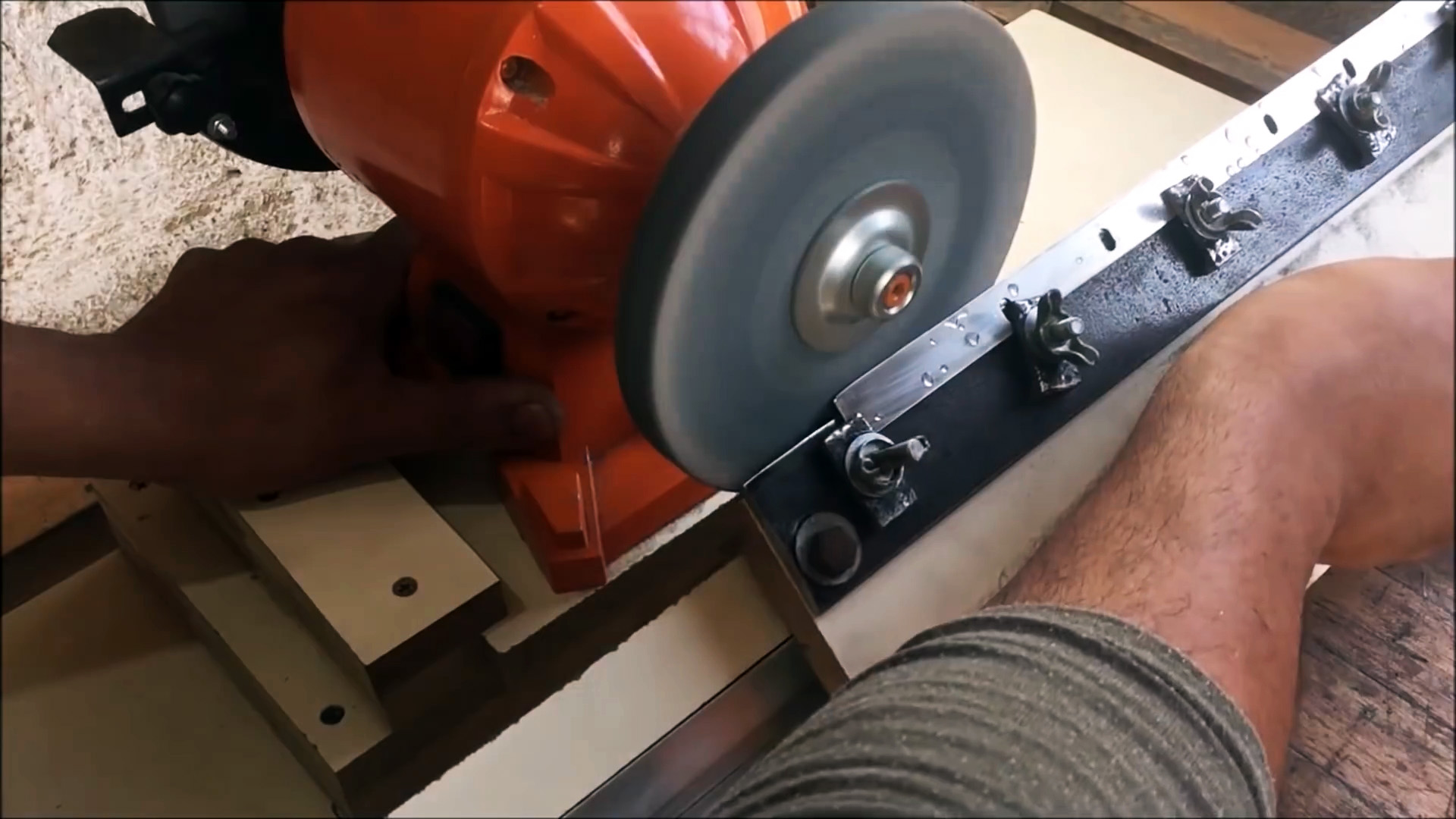 Как сделать приспособление для заточки ножей фуговального станка на наждаке