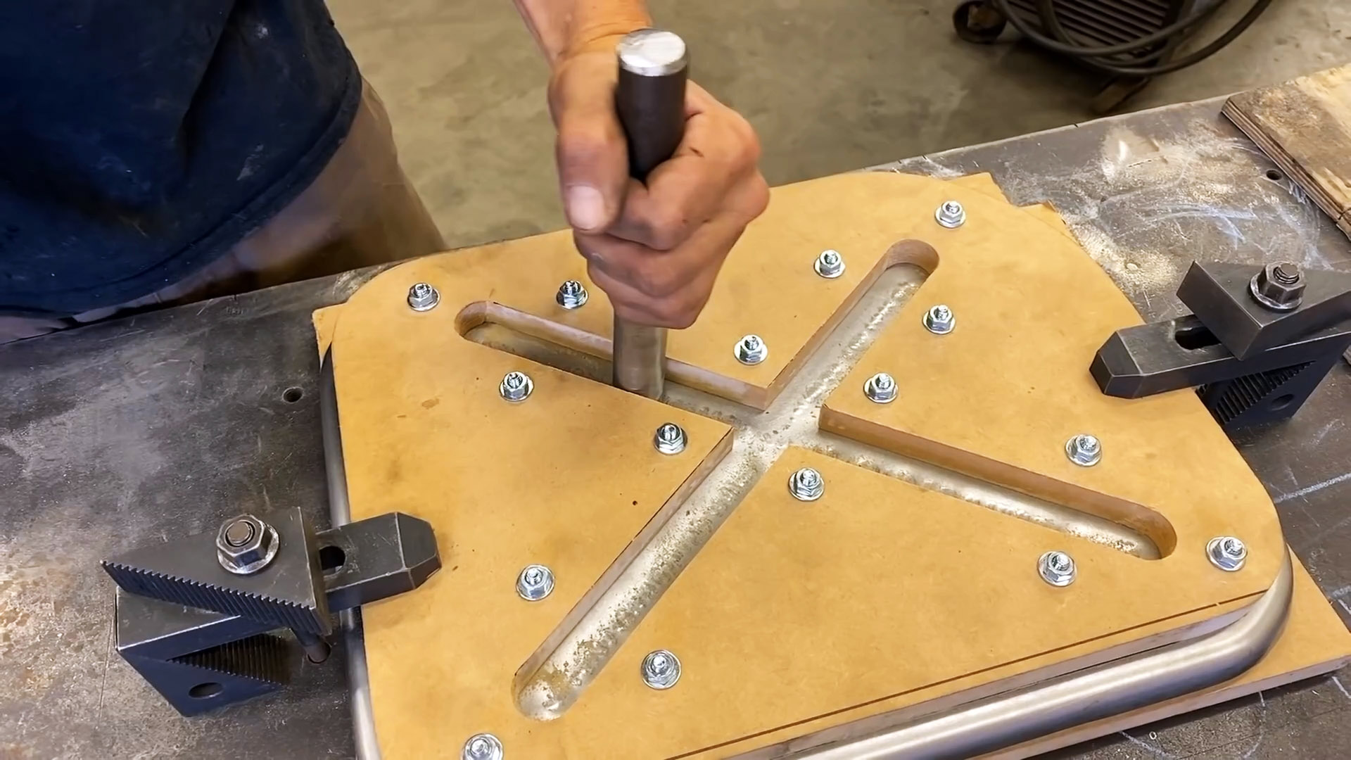 Как создать ребра жесткости на листе металла без пресса