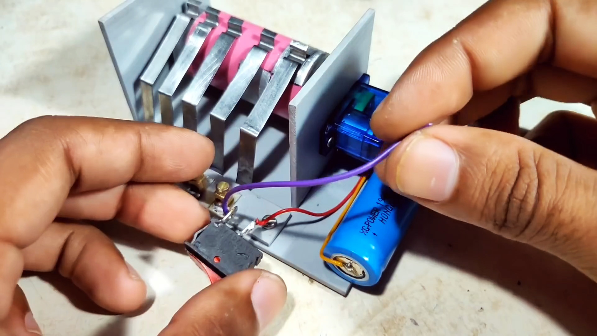 Как сделать механический переключатель гирлянд без знания электроники