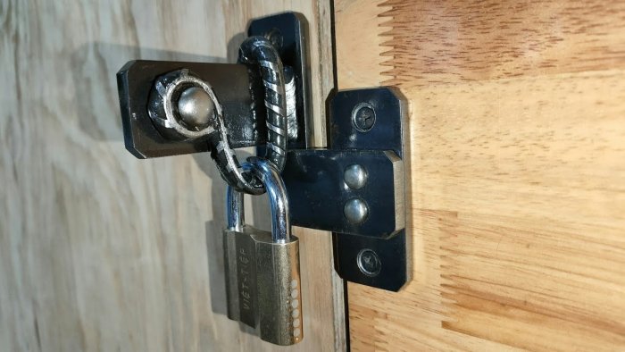 Автоматическая дверная защелка из арматуры