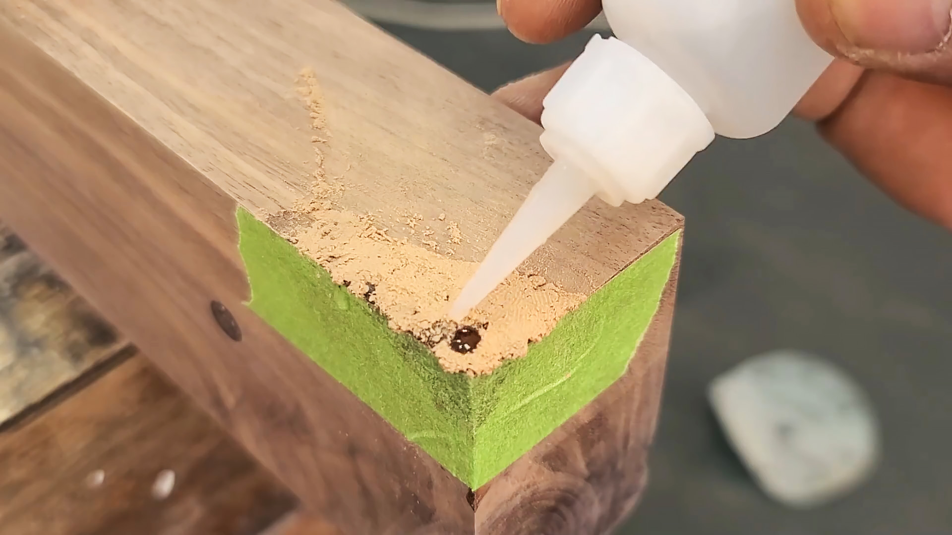 5 лайфхаков по устранению дефектов древесины при помощи суперклея