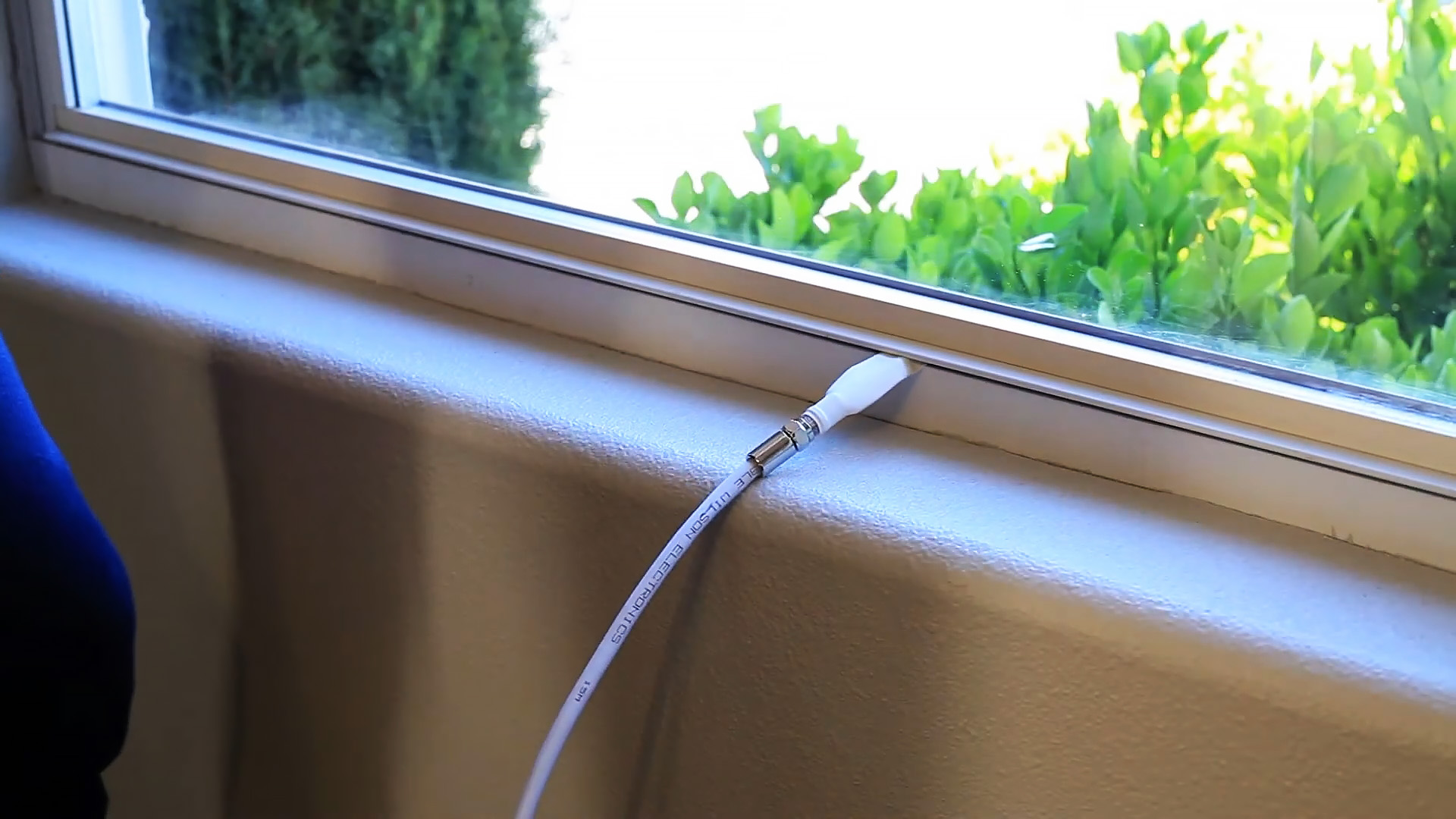 Как завести ТВ кабель с улицы через окно без сверления