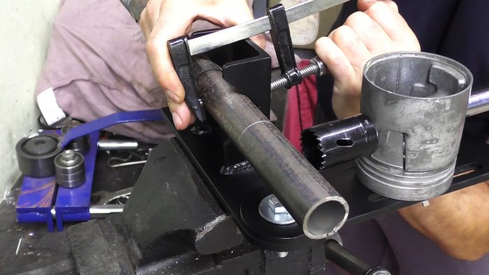 Как сделать приспособление для вырезки седловин труб из автохлама