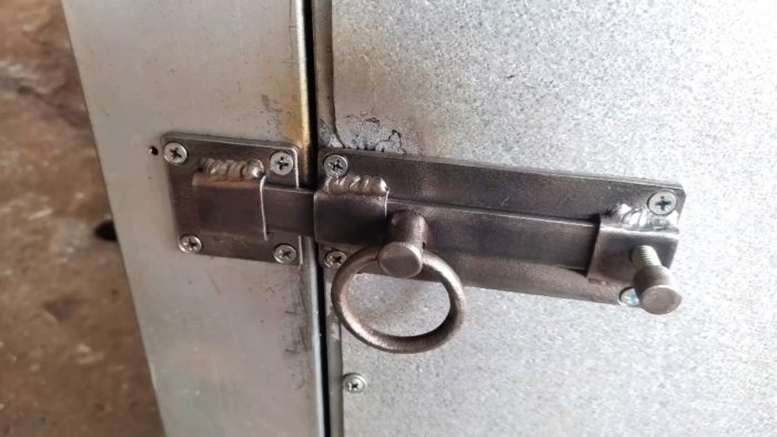 Как сделать простую и надежную дверную задвижку из остатков металла