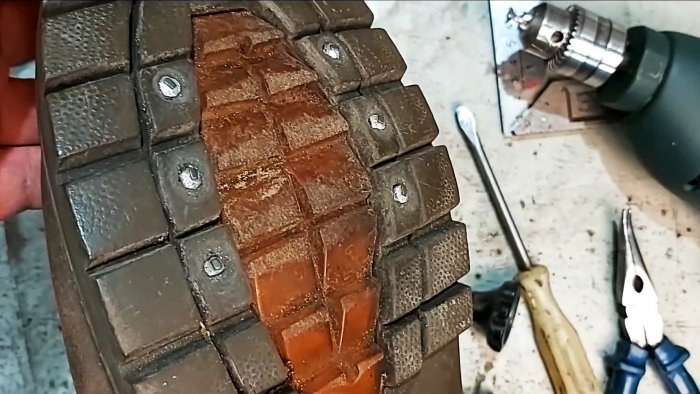 Как сделать шиповку обуви шипами со старой автомобильной шины