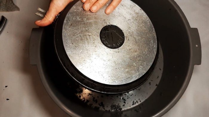 Смываем многолетний нагар со сковородки почти без усилий
