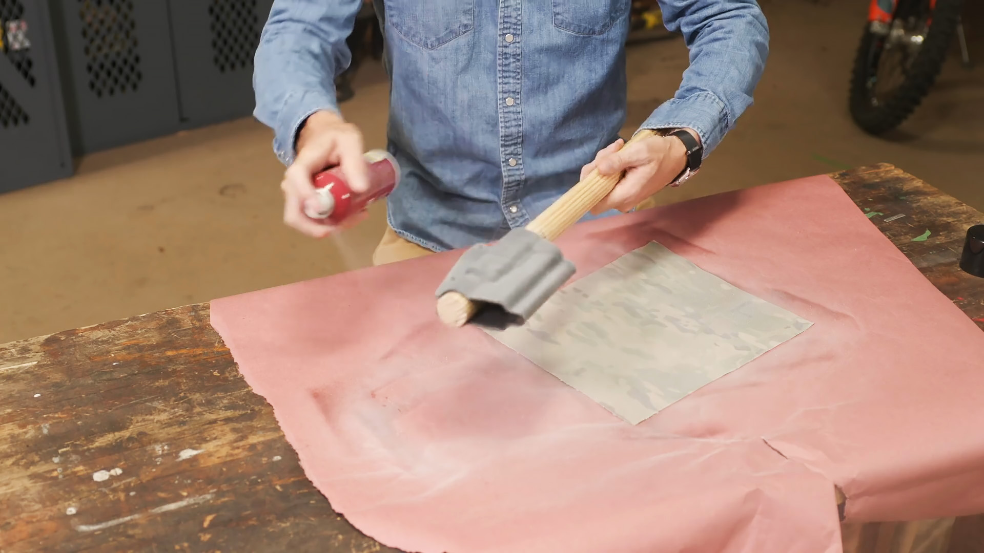 Как оклеить рельефную поверхность камуфляжной тканью на примере кобуры