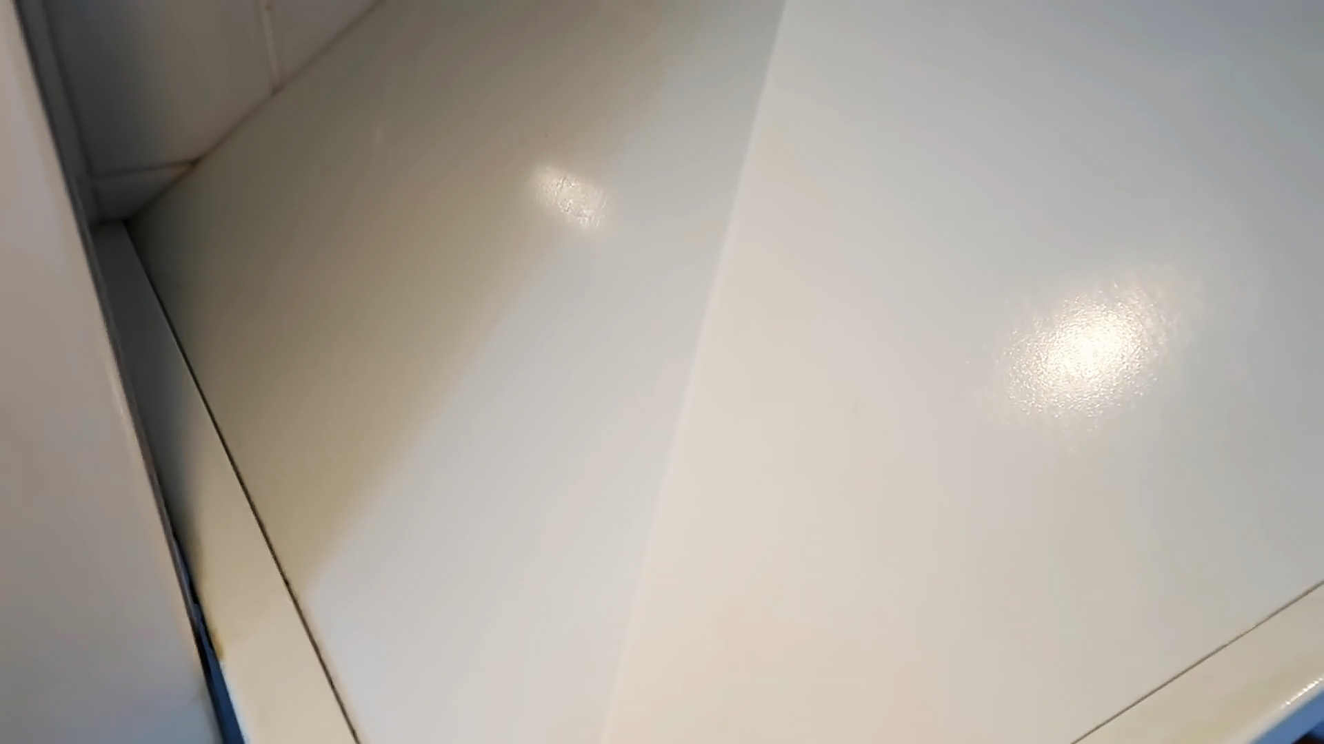 Чем отмыть матовое стекло. Желтые пятна на потолке в душевой кабине. Желтые пятна в ванной на потолке. Белый навесной потолок чем отмыть желтизну. Ожог кухонный поверхности антижиром.