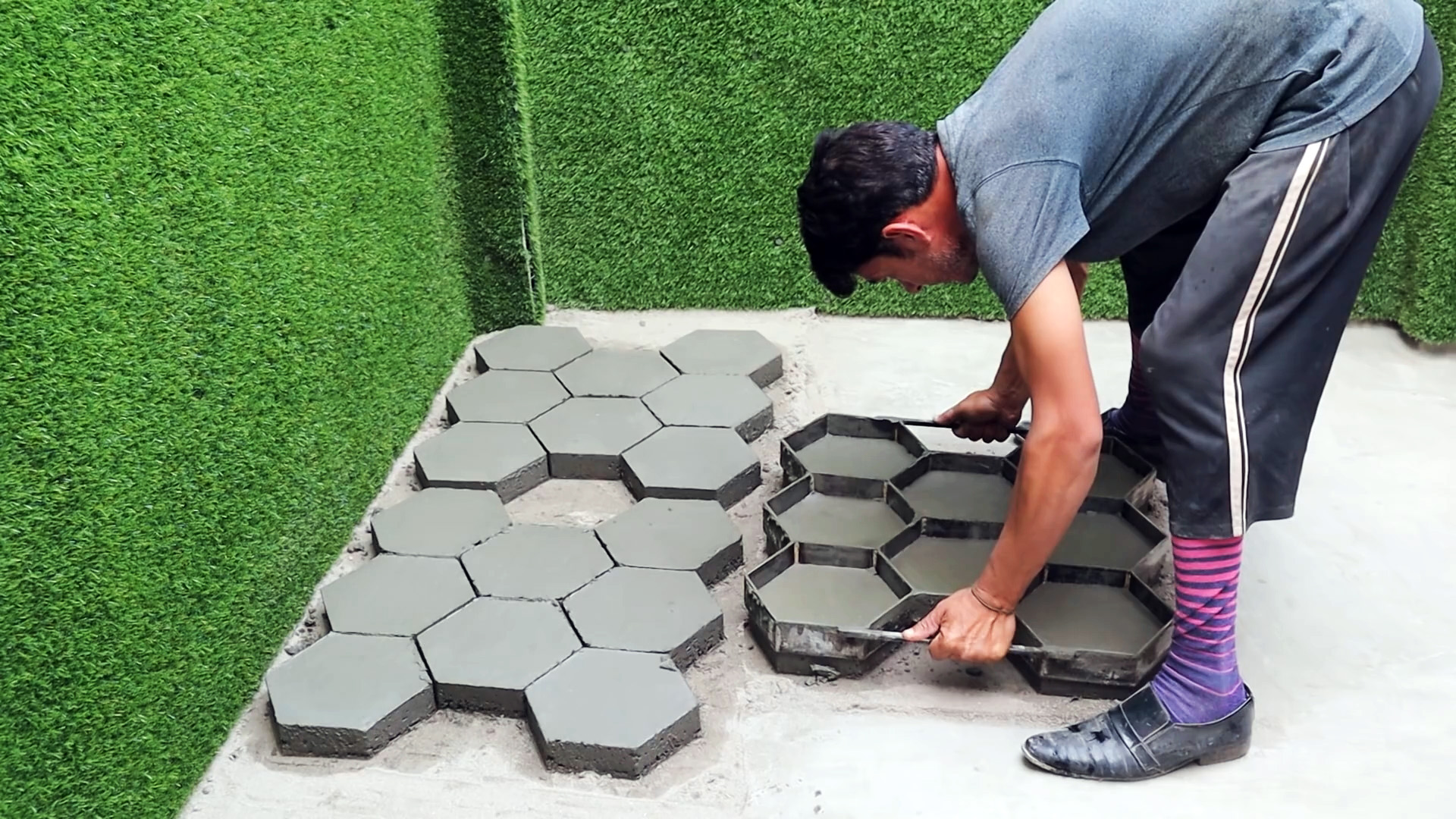 Как сделать форму из металлолома и дешево отлить плитку для тротуарна