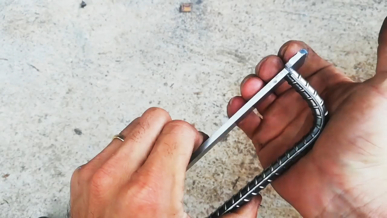 Как сделать самозакрывающуюся дверную защелку с ручкой из остатков металла