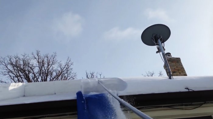 Как сделать инструмент для быстрой уборки снега с крыши без подъема на кровлю