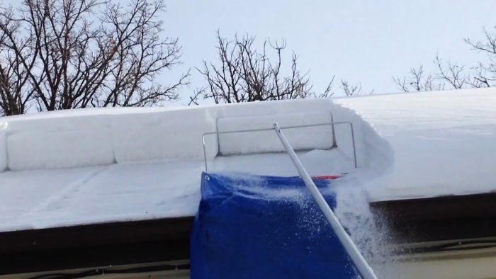 Как сделать инструмент для быстрой уборки снега с крыши без подъема на кровлю