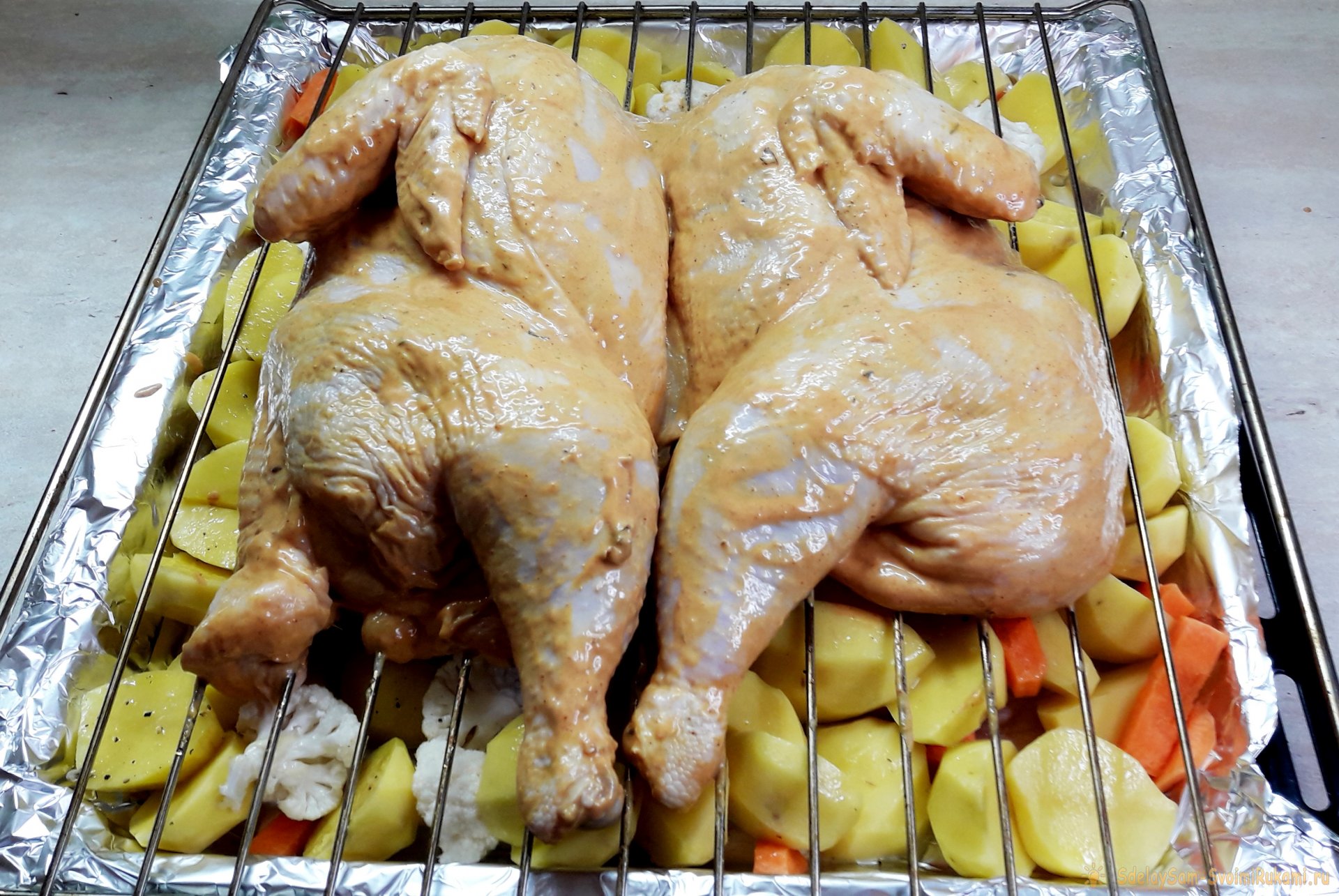 Сколько курица в духовке готовится при 180. Курица в духовке целиком с овощами. Вяленая курица целиком. Курица в духовке на решетке целиком. Курица целая.