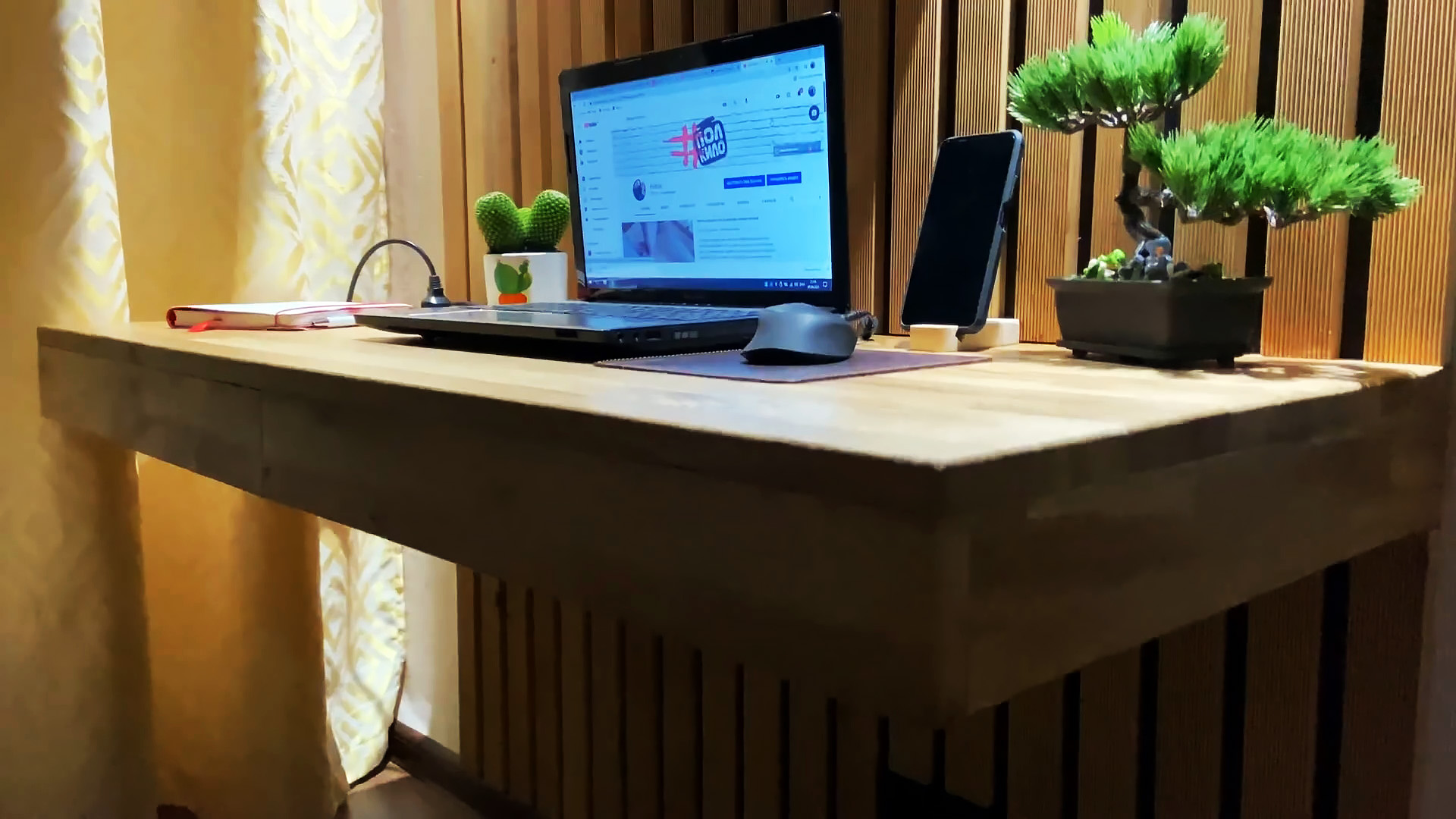 Компьютерный стол с рейками