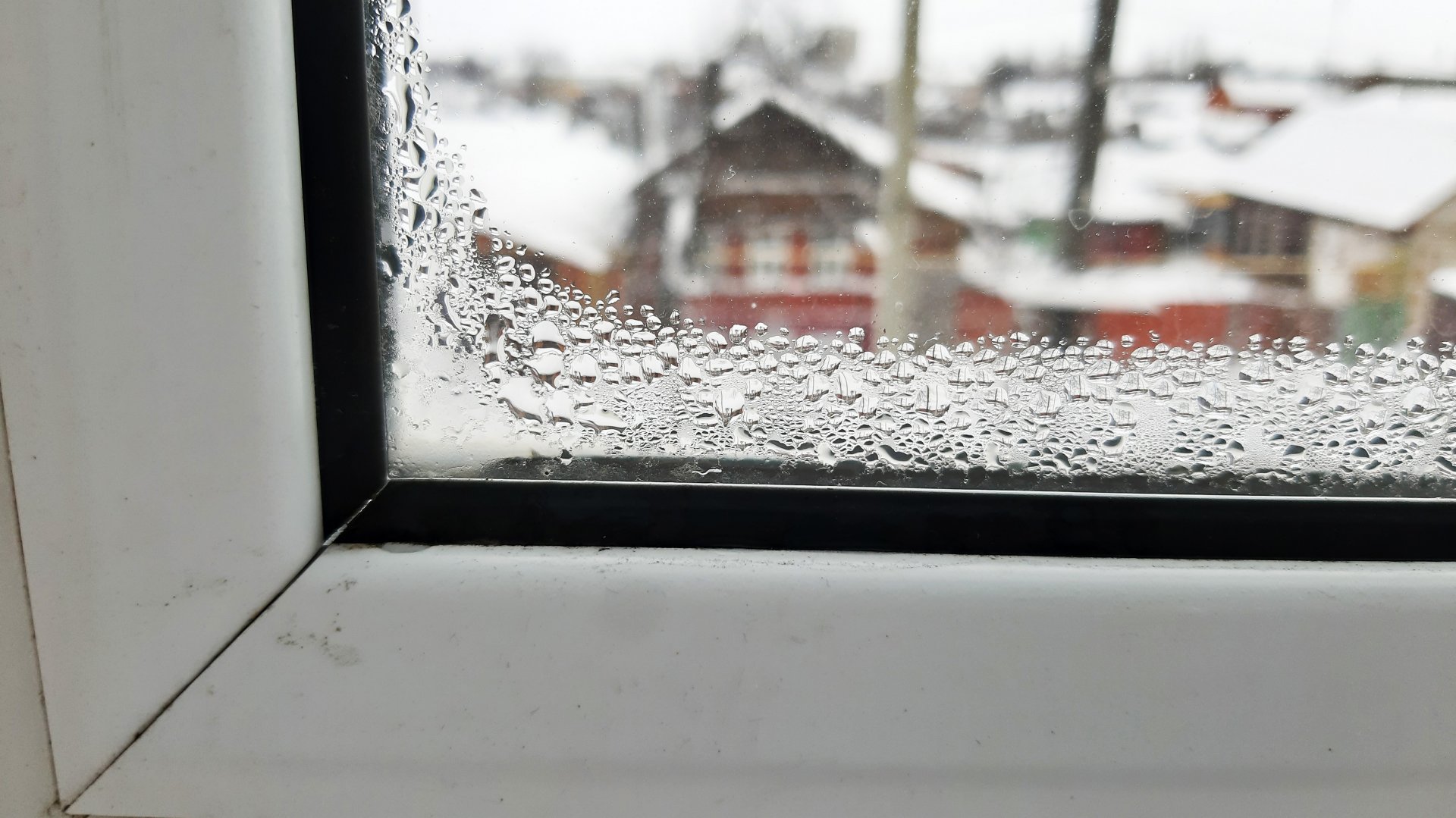 Как предотвратить появление конденсата на пластиковых окнах в своем доме