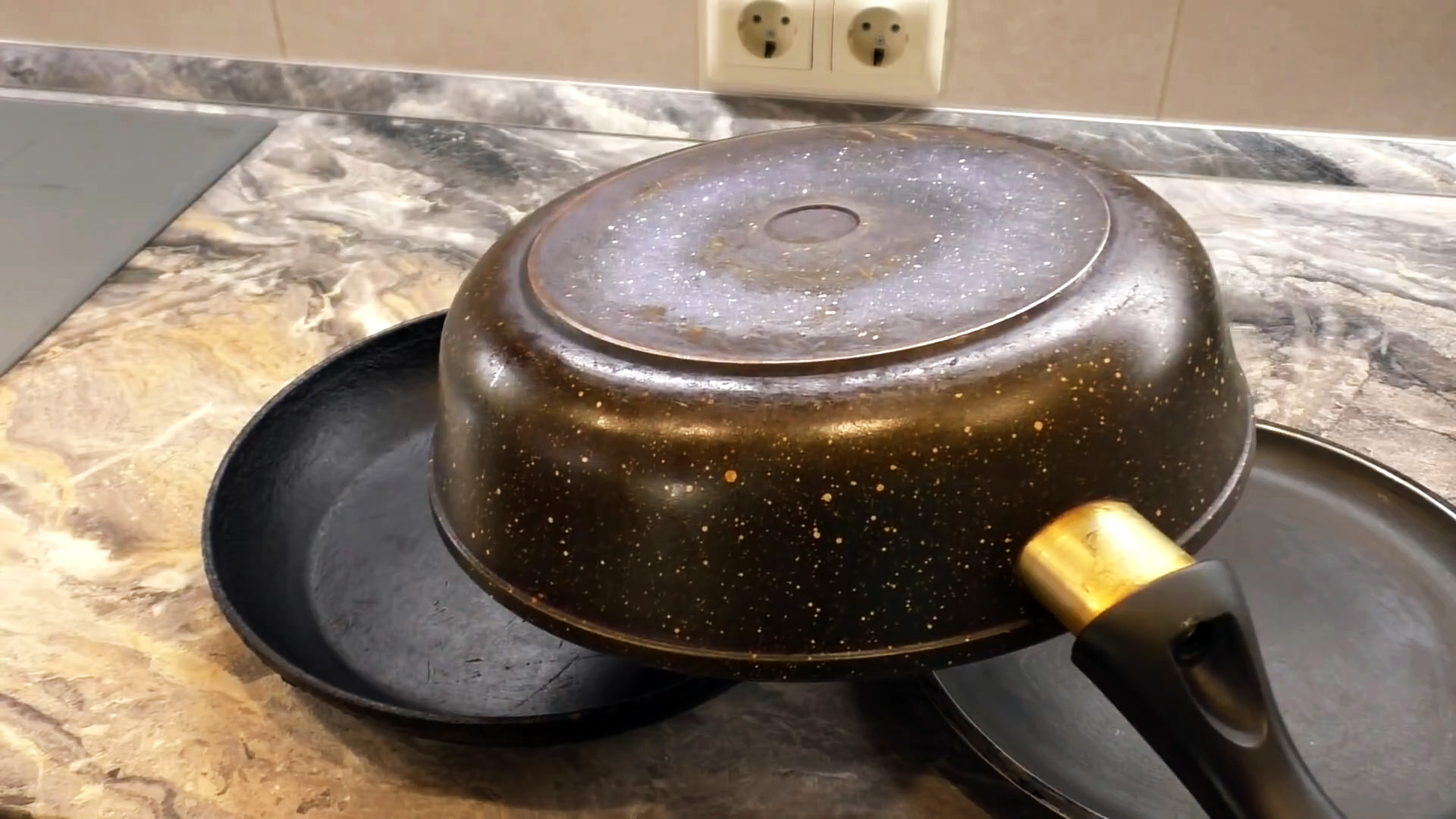 Как очистить сковороду от застарелого жира