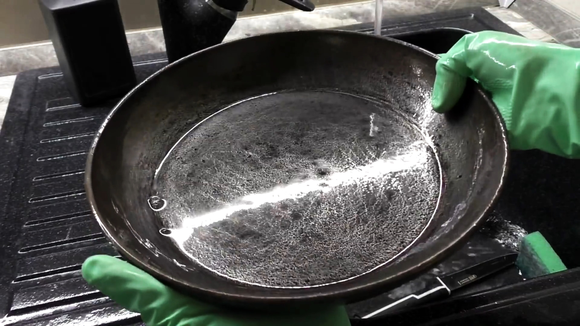 Как очистить сковороду чугунную от застарелого