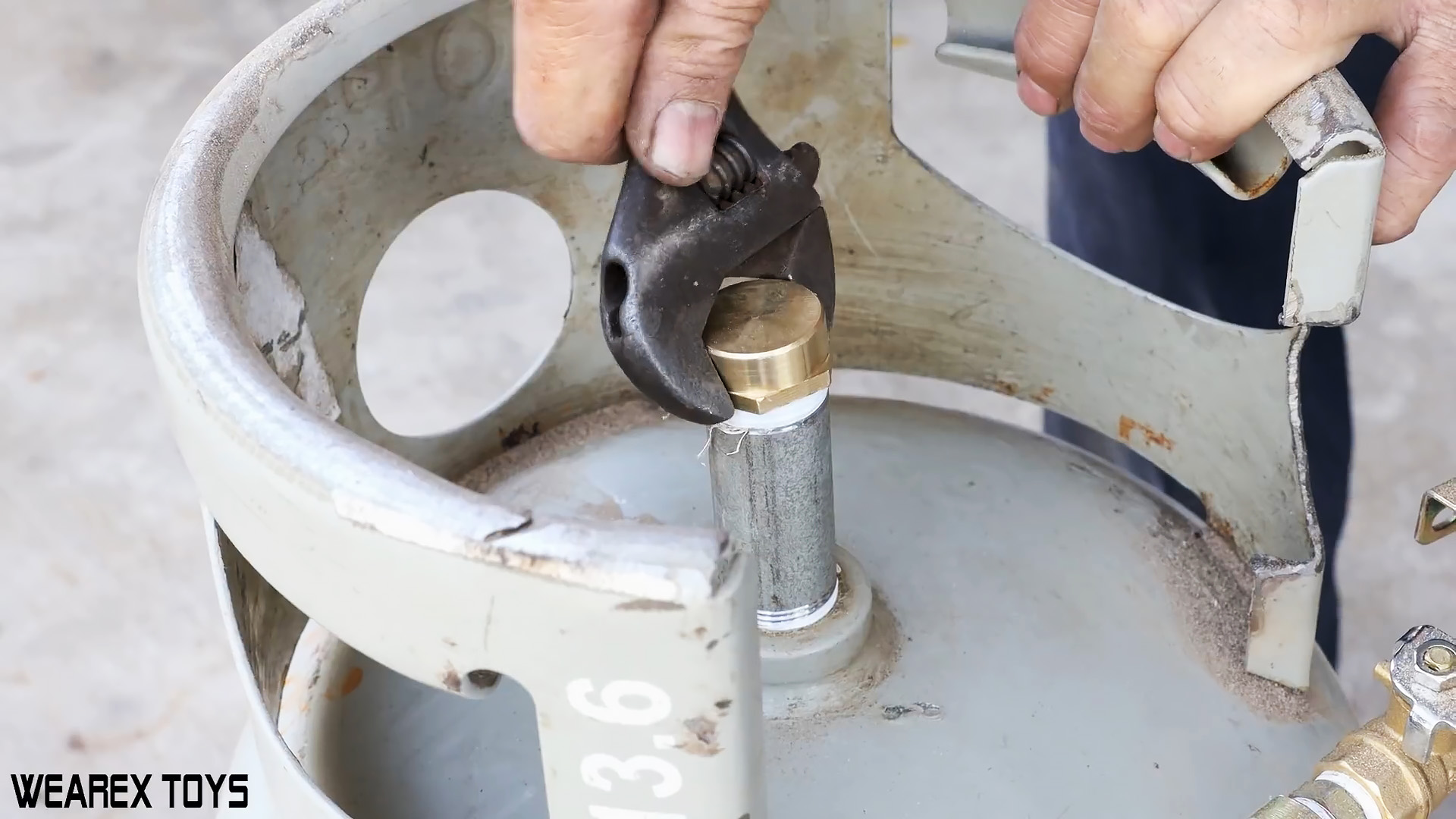 Как сделать пескоструйный аппарат из небольшого газового баллона