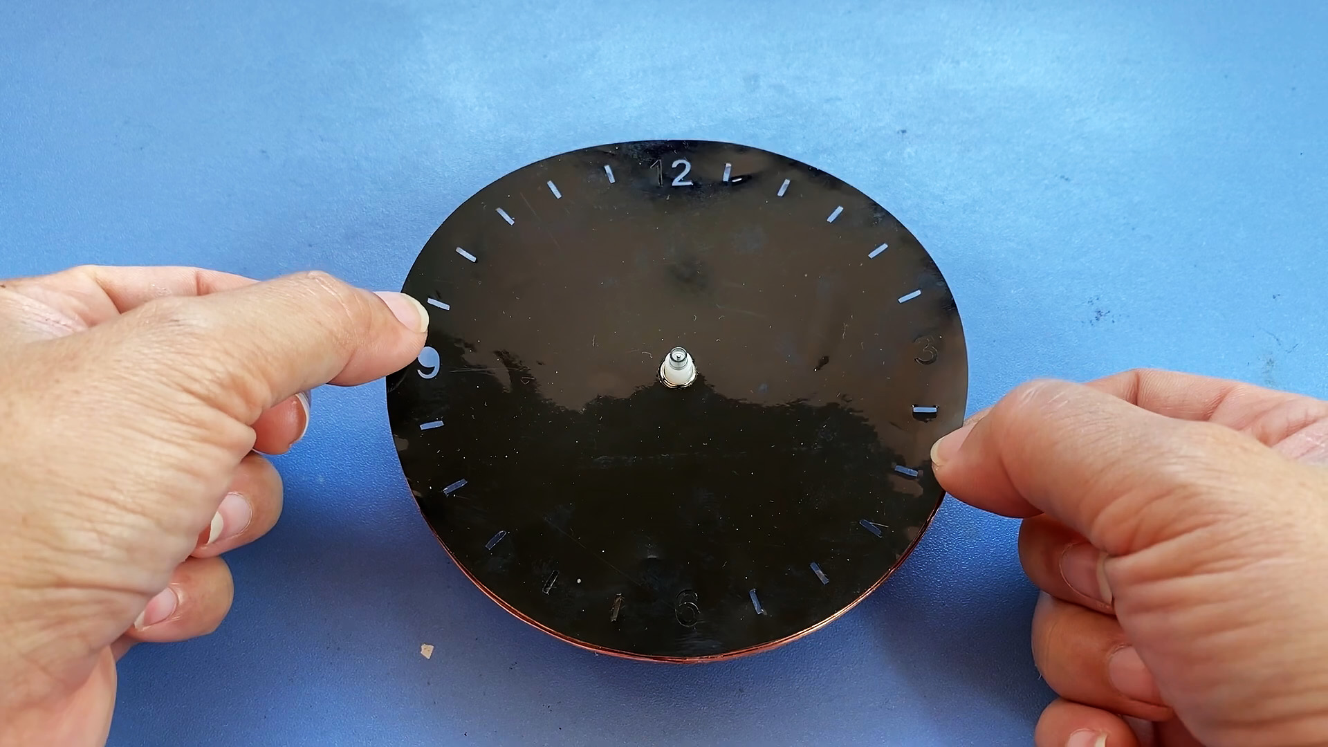 Как сделать LED часы с беспроводной подсветкой стрелок и циферблата