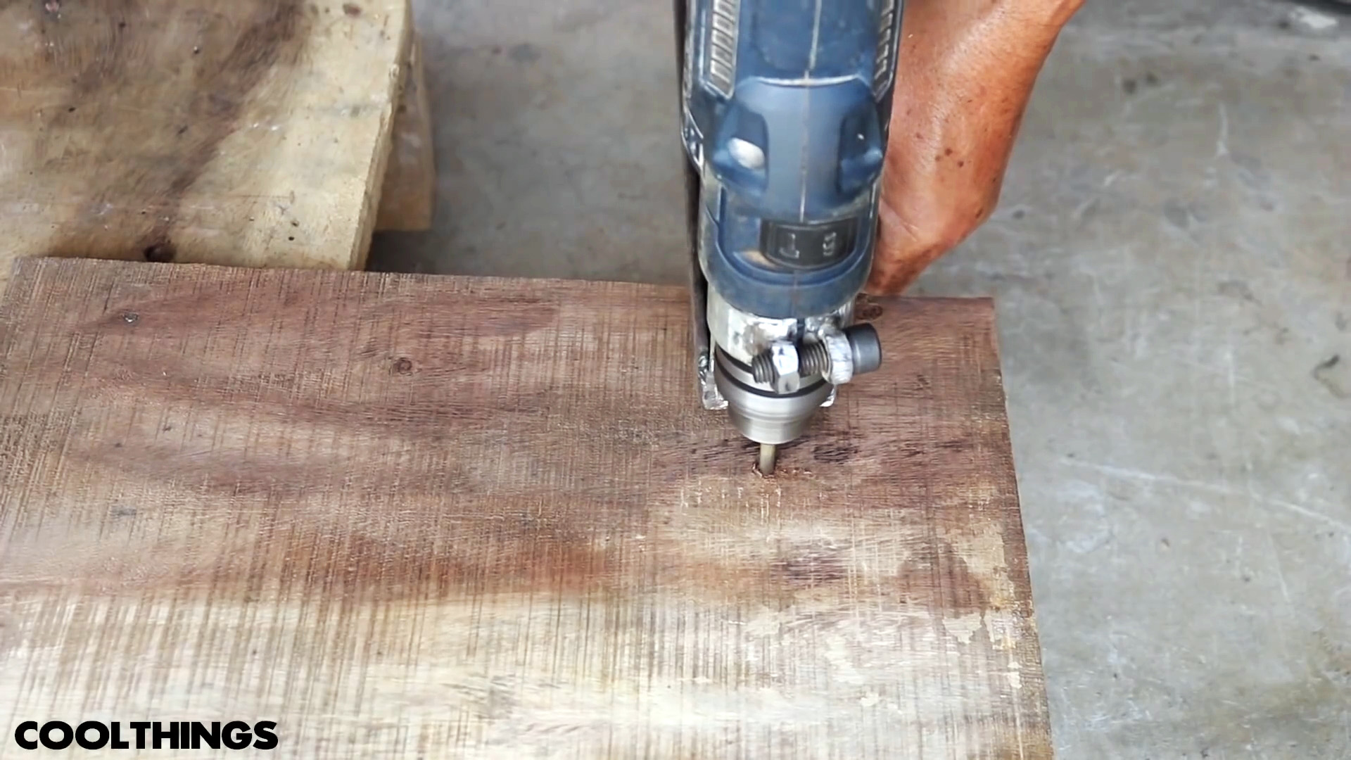 Как сделать съемное приспособление для дрели, которое превратит ее во фрезер для вырезания любых деревянных кругов