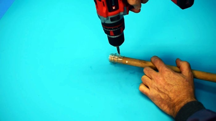 2 варианта как отремонтировать пластиковое крепление черенка щетки метлы или швабры