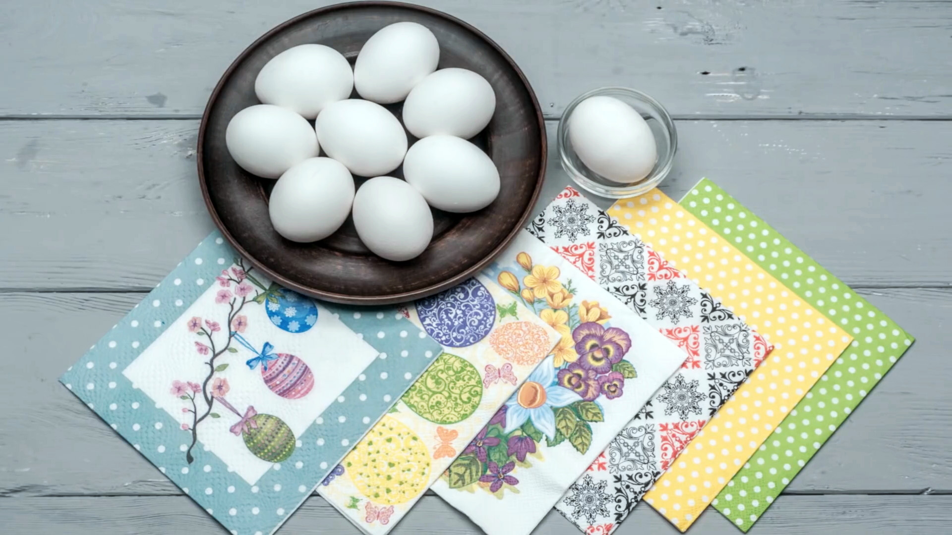 Без наклеек и красителей: копеечный способ украсить яйца на Пасху. Получится у каждого