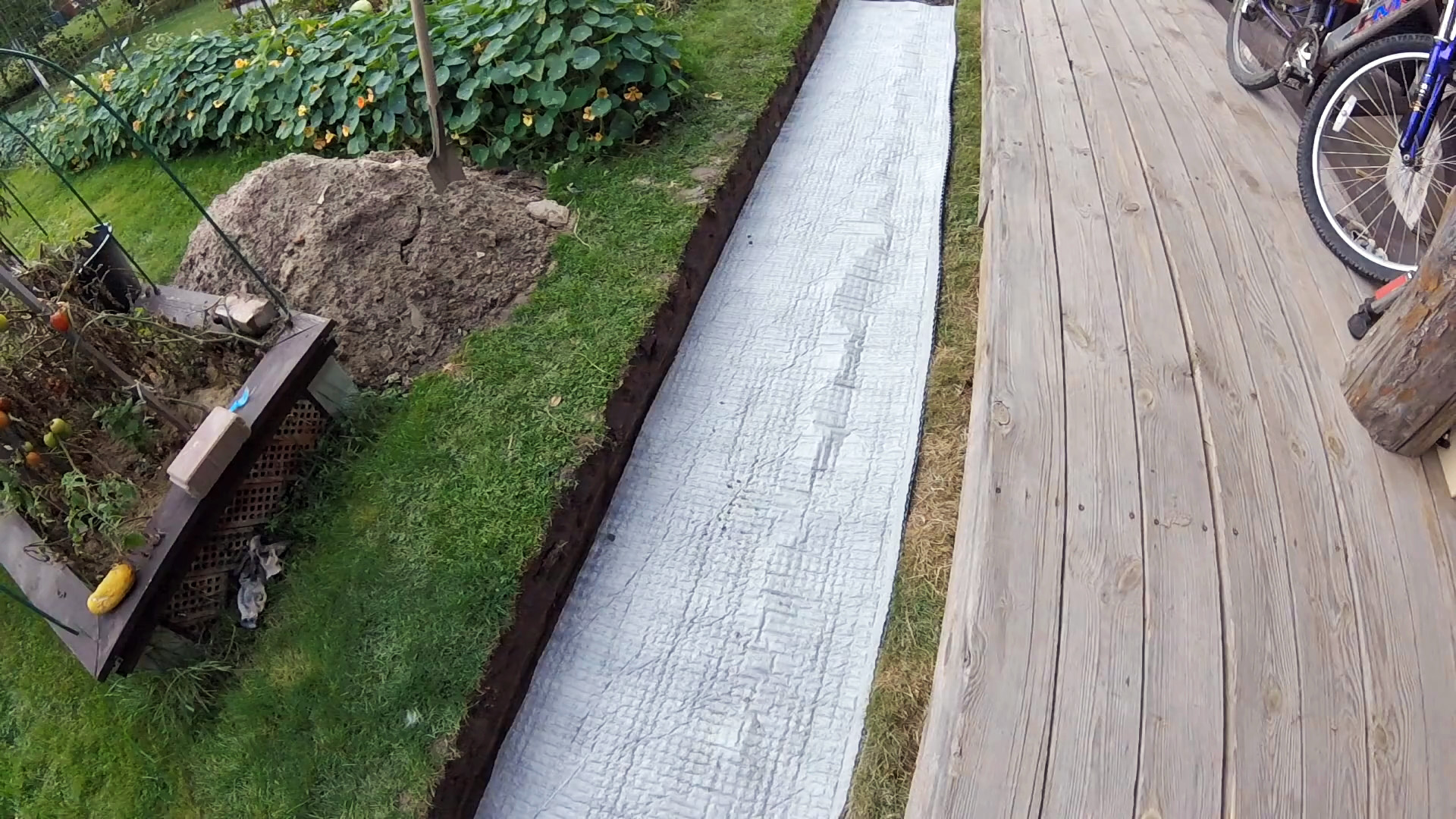 Довольно бюджетный способ сделать садовую дорожку без бетона