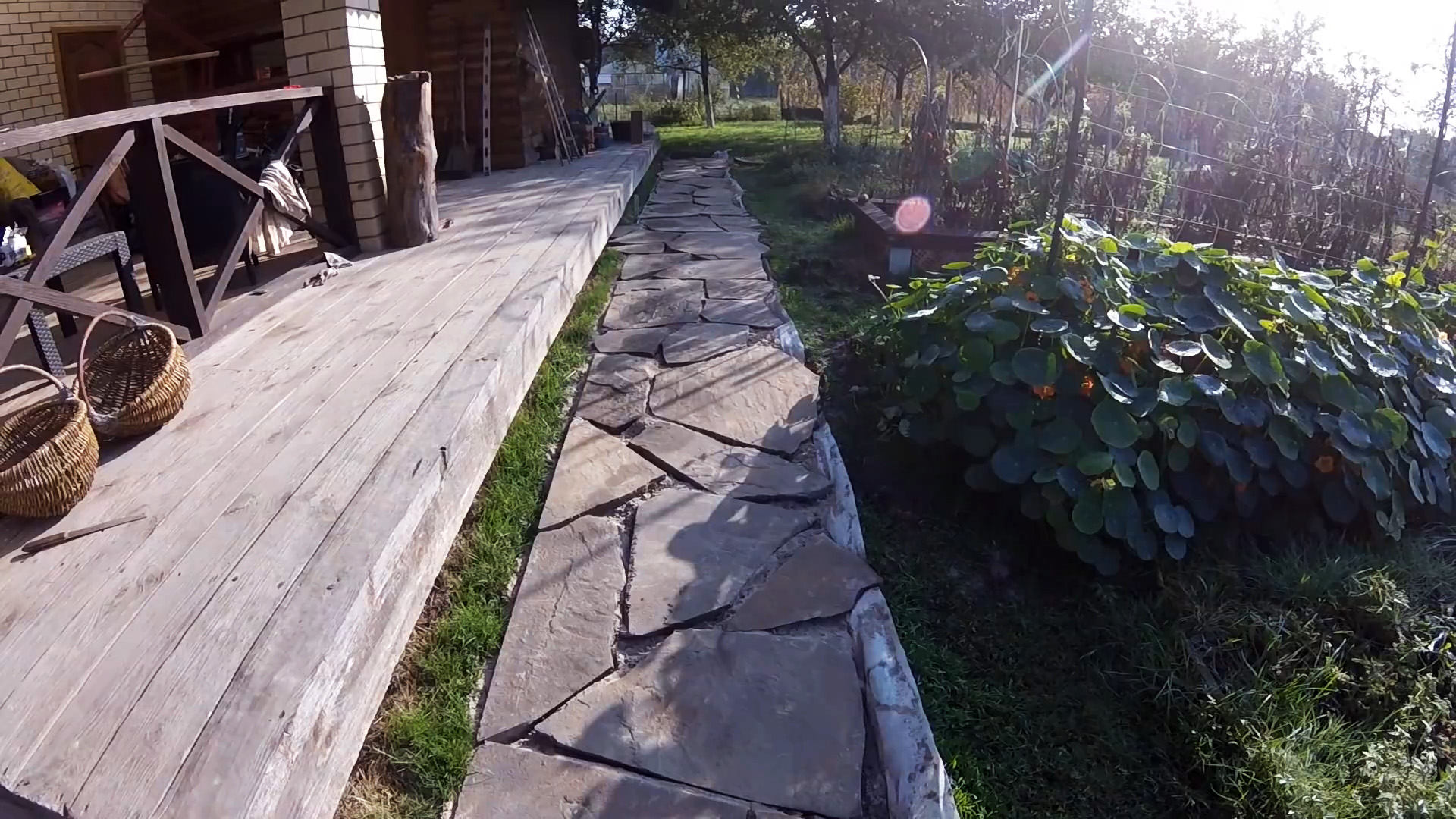 Довольно бюджетный способ сделать садовую дорожку без бетона