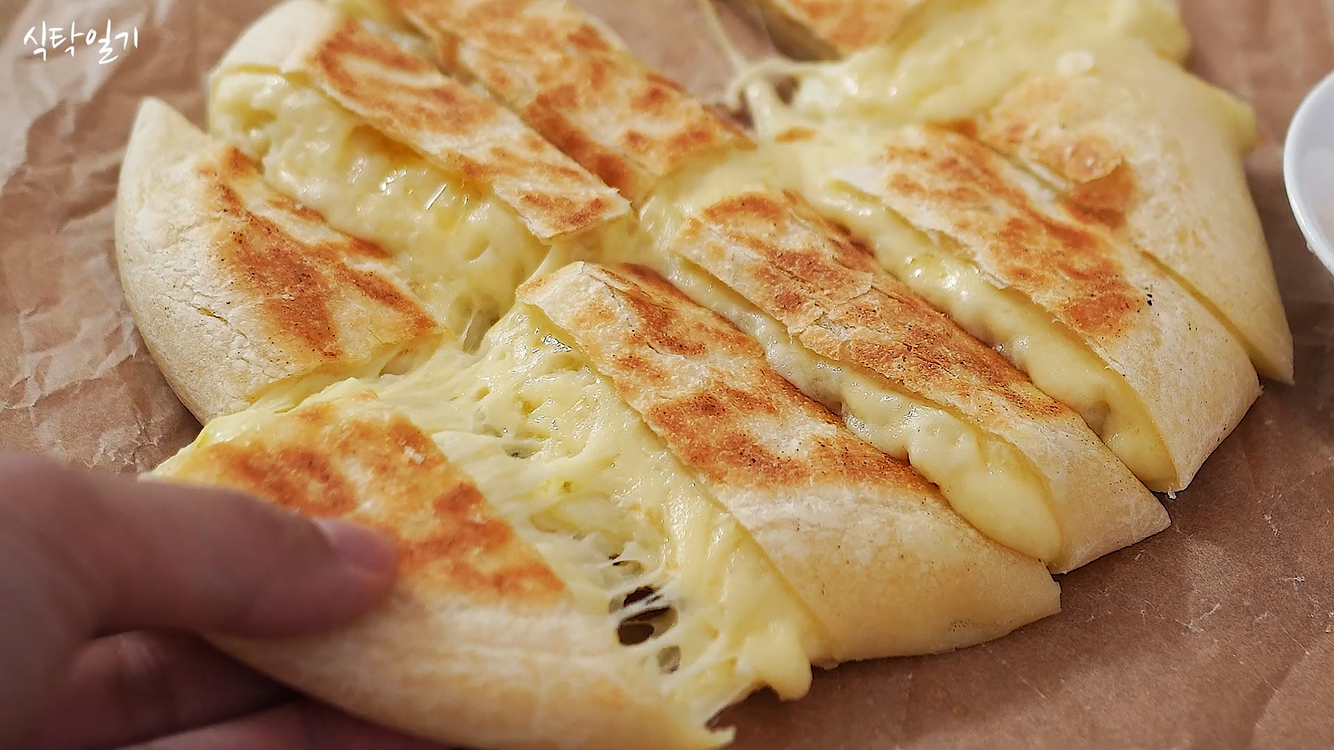 Хлеб с картошкой на сковороде. Картофельный хлеб с сыром. Сырные лепёшки в духовке из дрожжевого. Сырная лепешка перекресток. Лепешка нарезанная.