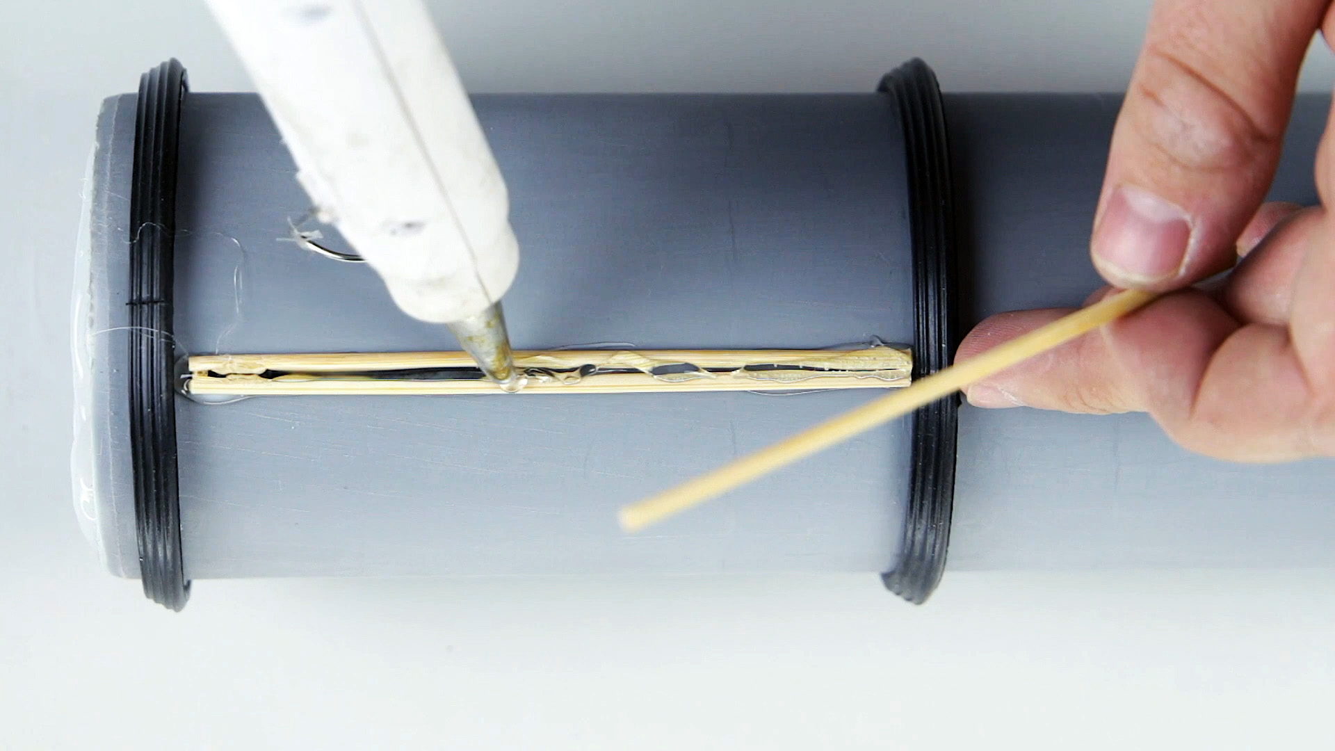 Как сделать валик из ПВХ трубы для быстрой и дешевой имитации кирпичной кладки - мастер-класс от Своими Руками