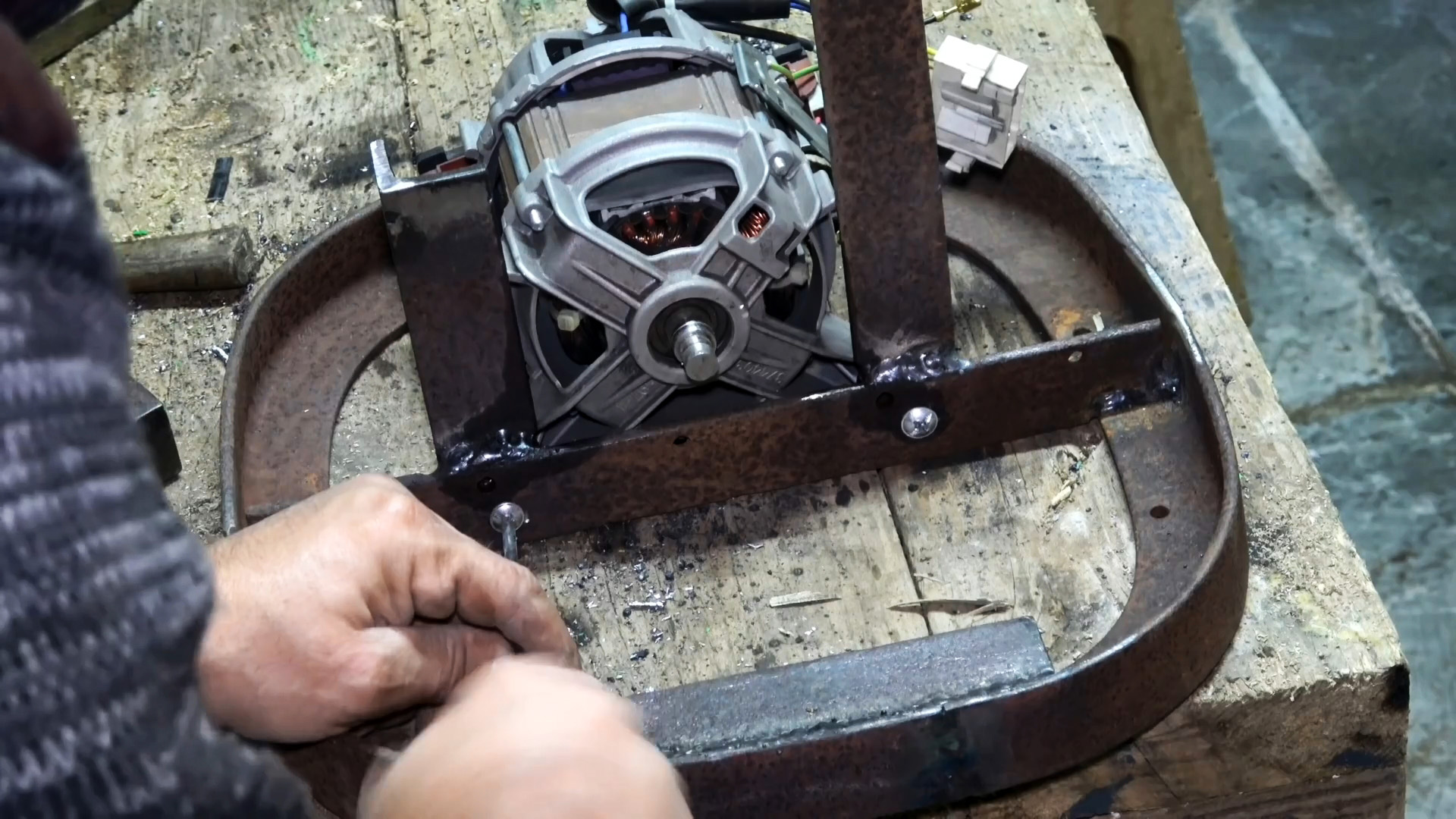Два в одном: как сделать ленточно-шлифовальный и полировальный станок из электродвигателя стиралки и старого амортизатора