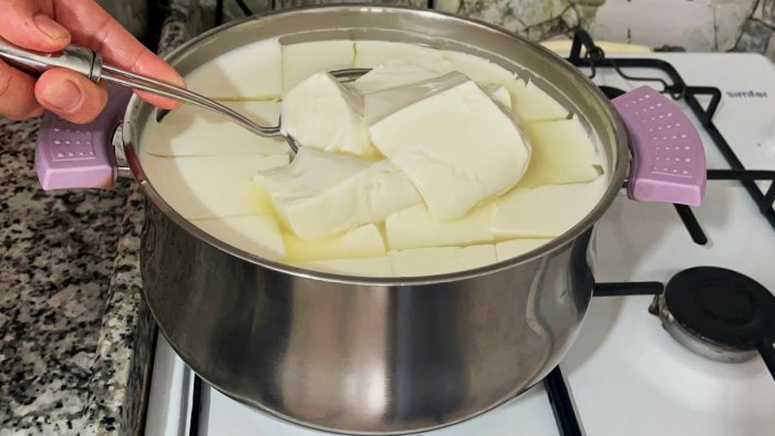 Рецепт нежного рассольного сыра из минимального количества ингредиентов