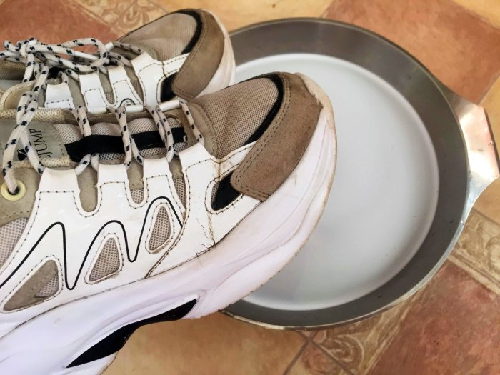 Эффективный способ очистки белых кроссовок при помощи таблетки для посудомоечных машин