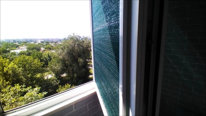 Как защитить балкон или комнату от прямых солнечных лучей в летний зной с помощью москитной сетки