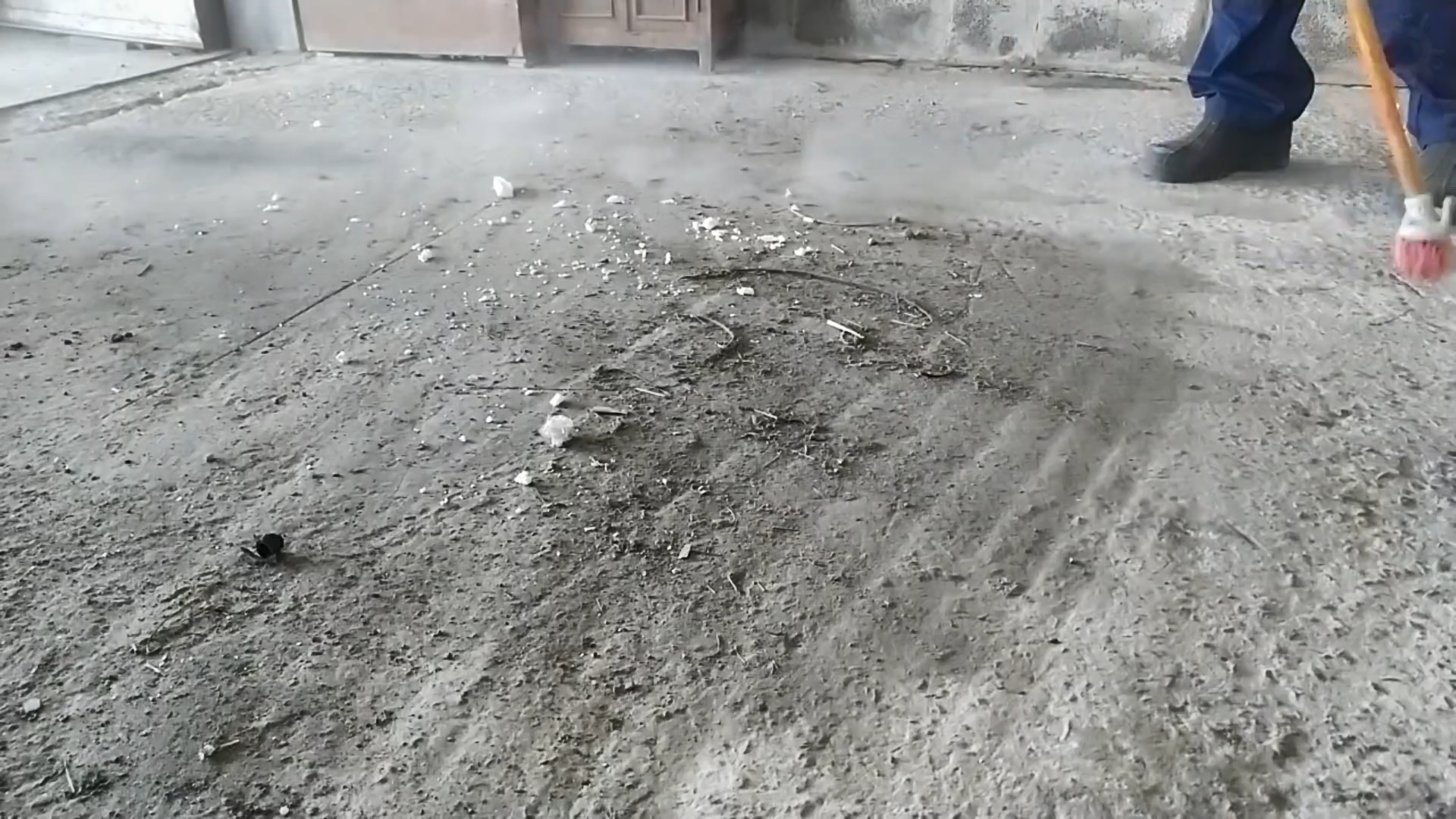 Чем бюджетно обработать бетонный пол в гараже
