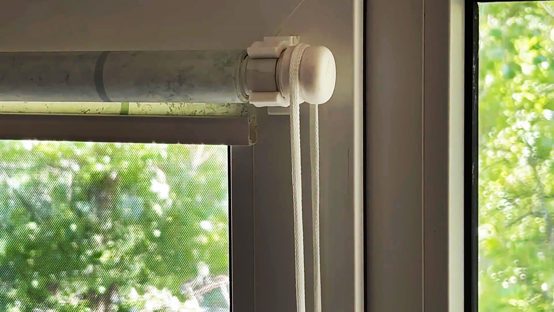Инструкция по установке рулонных штор День Ночь МИНИ на пластиковые окна