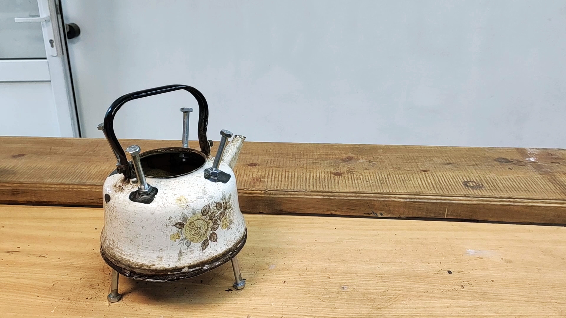 Отличная идея: как сделать из старого чайника переносную печь