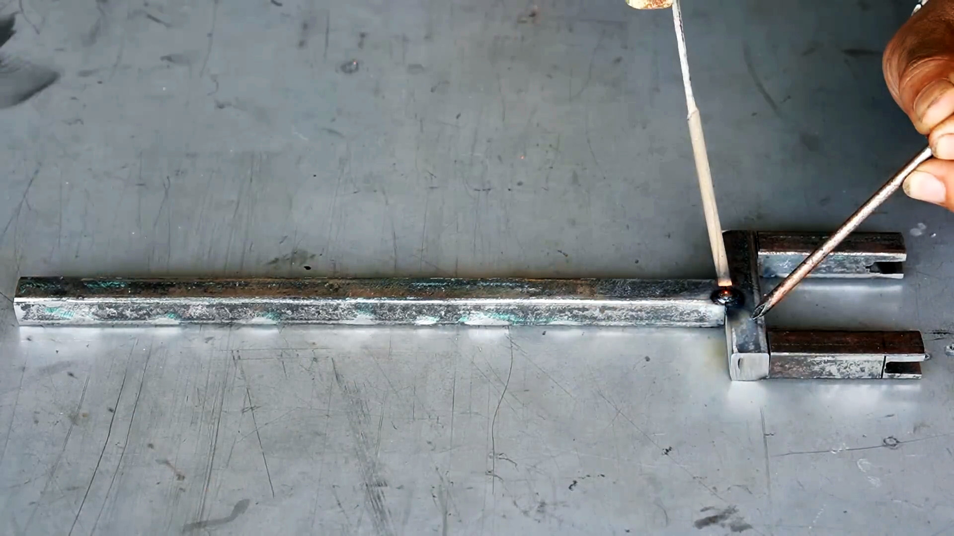 Как сделать натяжитель сетки-рабицы из велосипедных деталей