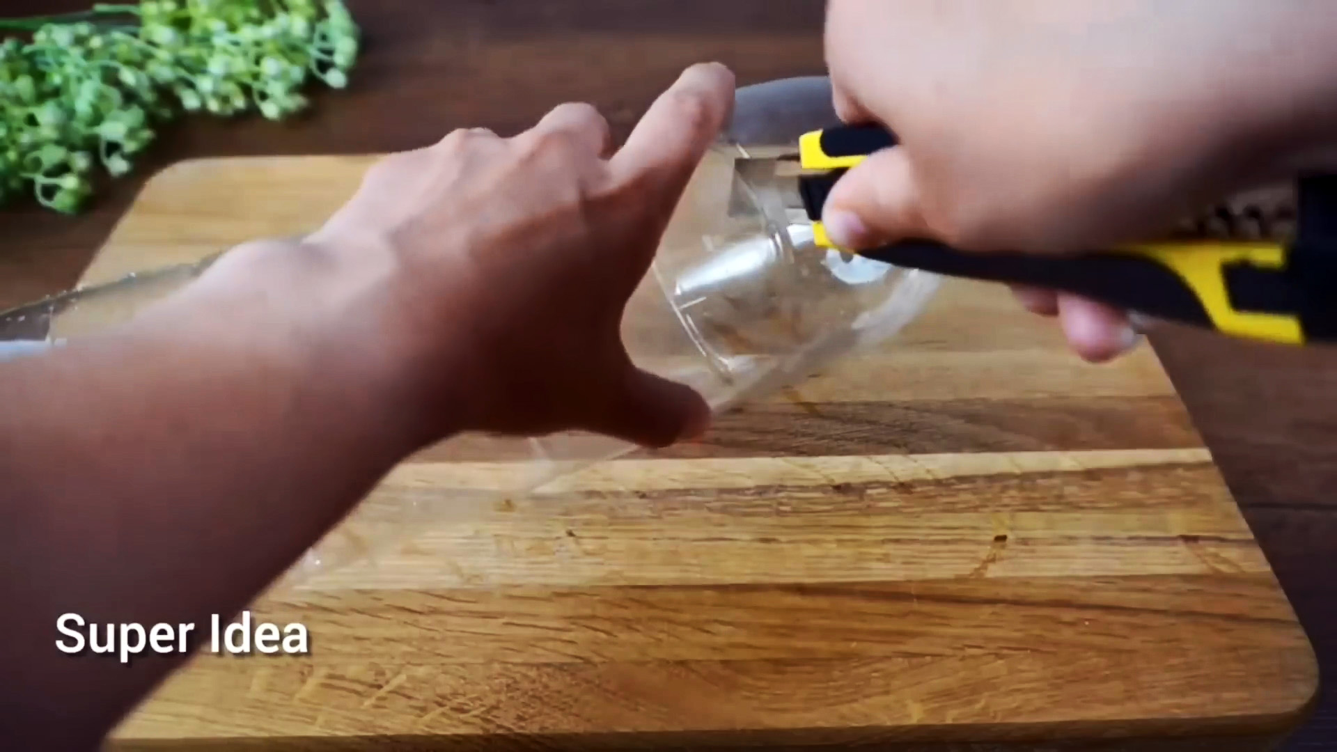 Как бутылку поставить на край стола