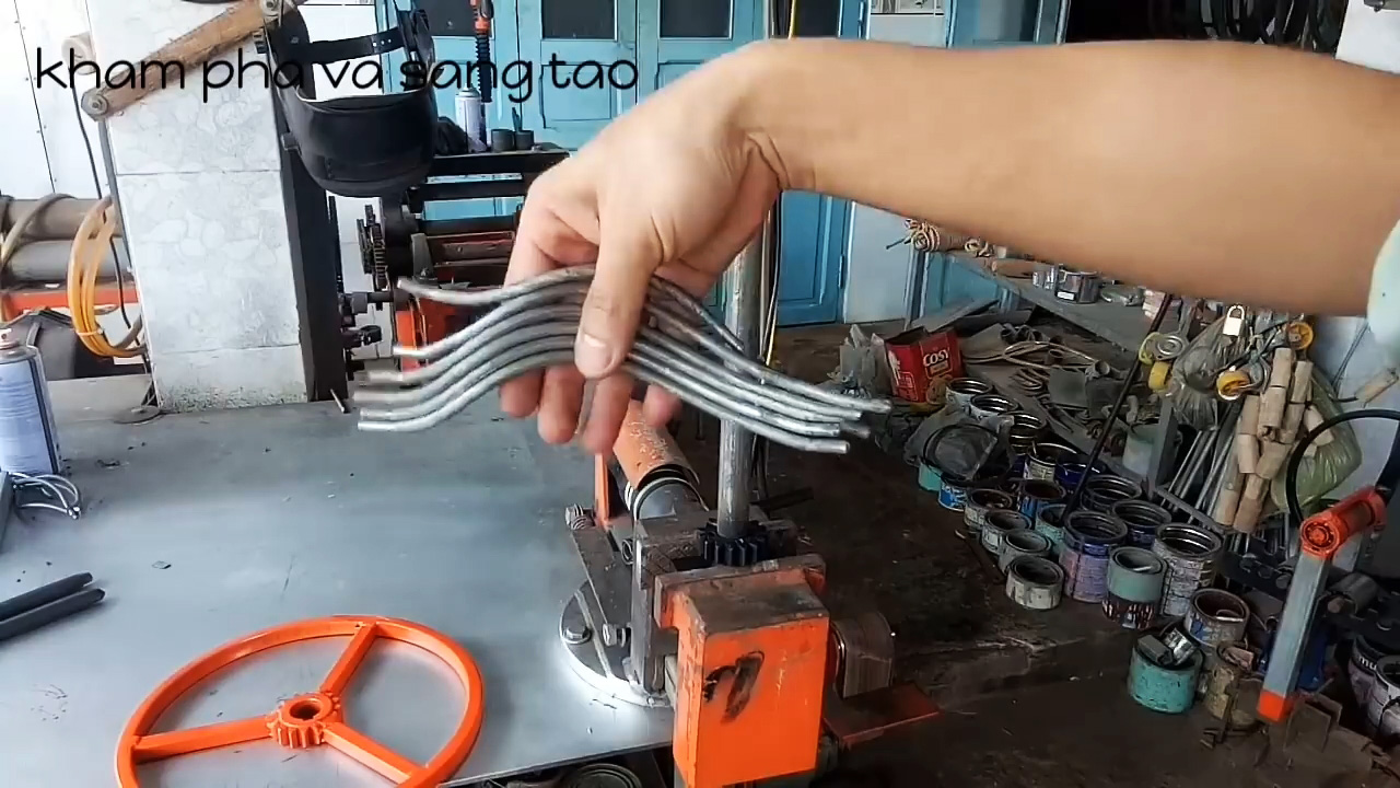 Как сделать металлическую корзинку из прутков с помощью ручного приспособления