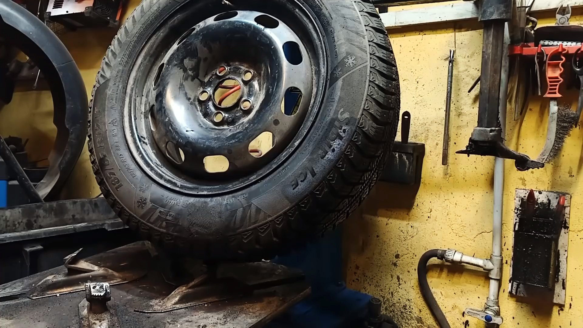 Как отремонтировать боковое повреждение шины без больших затрат времени и средств