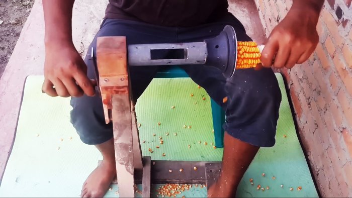Как сделать простой кукурузный шелушитель