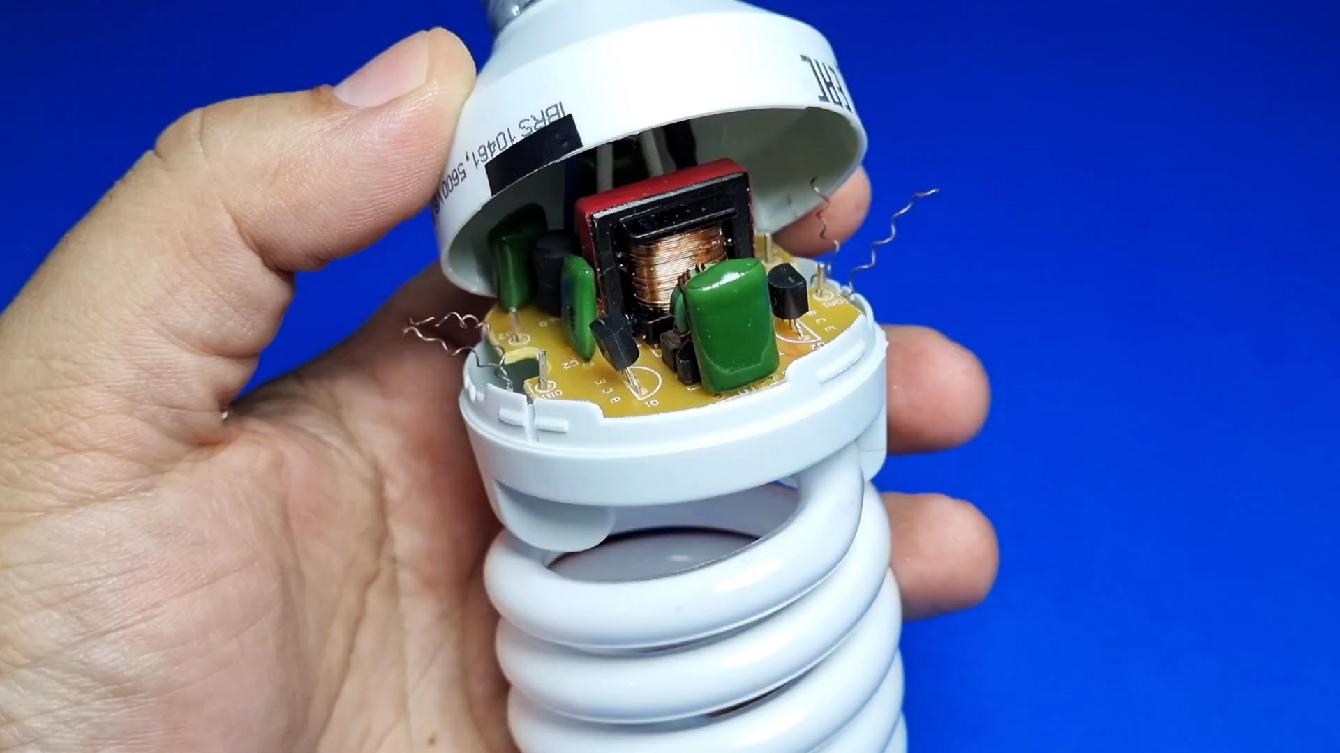 Как сделать индукционный нагреватель из старой энергосберегающей лампы